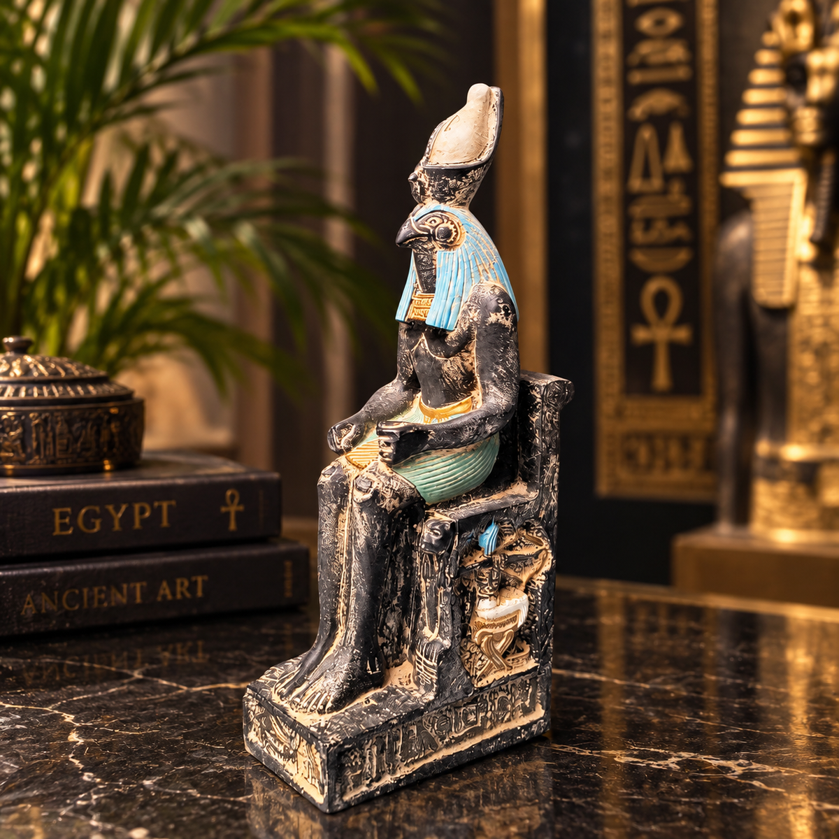 Estatua del Dios Horus Entronizado – El Señor del Cielo y Soberano Divino