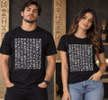 Camiseta Unisex de Algodón – Alfabeto y Columnas Jeroglíficas