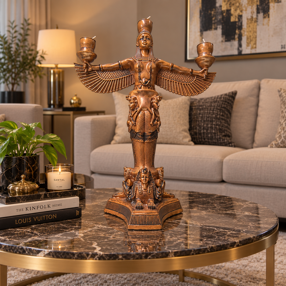 Candelabro Escultural Isis Alada – Luz y Esplendor Dorado